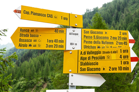 Wanderwegweiser in Al'Acqua, Bedrettotal, Kt. Tessin, Schweiz