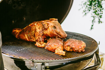 Spanferkel am Grill im Garten im Mühlviertel in Österreich