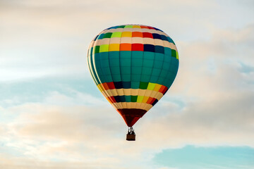 Obraz premium Colorful big hot air balloon flying against the cloudy sky