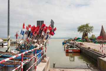 Fototapeta na wymiar Port rybacki i łodzie 