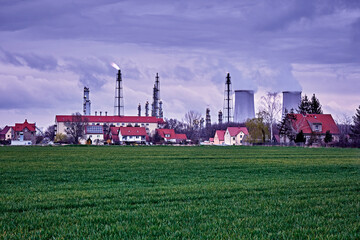 Wohnhäuser stehen am Rande der Total Raffinerie Mitteldeutschland GmbH / Bilfinger Maintenance Nord GmbH in Leuna Ortsteil Spergau.