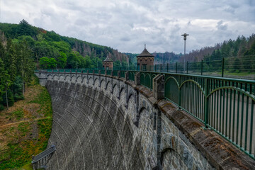 Staumauer der Sengsbachtalsperre bei Solingen im Bergischen Land