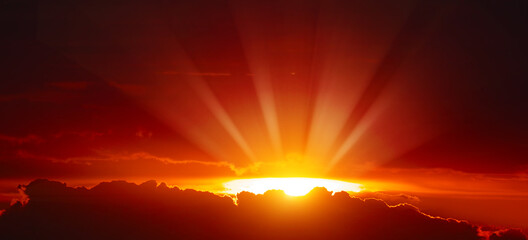 Majestätischer Sonnenuntergang mit hellen Sonnenstrahlen © Serghei V