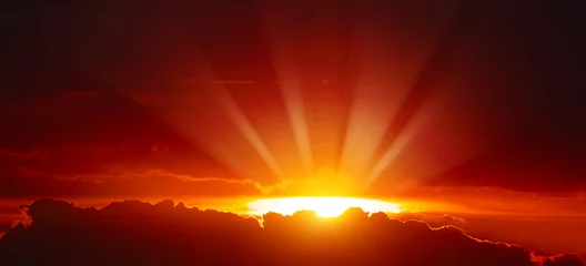 Majestätischer Sonnenuntergang mit hellen Sonnenstrahlen © Serghei V