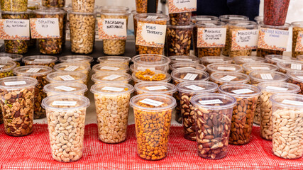 Viele verschiedene Nusssorten auf einem Marktstand zum verkauf