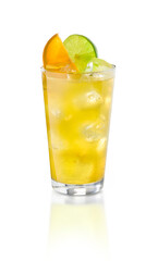 cocktail combinado con lima y naranja. cocktail combined with lime and orange.