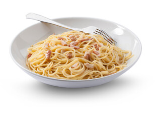 spaghetti con beicon y nata  en plato hondo sobre fondo blanco. spaghetti with bacon and cream in deep plate on white background.