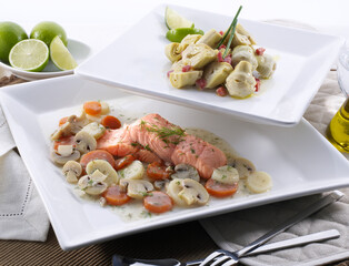 Salmón con champiñones lima y alcachofas. Salmon with mushrooms  lime and artichokes.