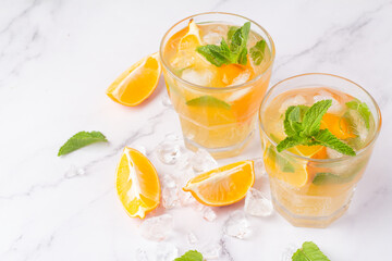 Fototapeta na wymiar iced tea with lemon and mint.
