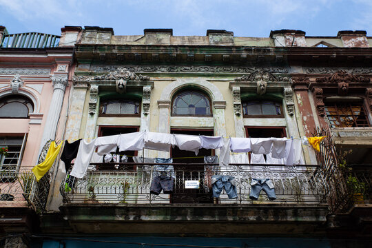 Havana, Cuba - September 24, 2017: Clothes Hanging In The Sun On A Balcony Of A Historic And Decadent House For Sale In Havana. Culture, Travel, Political Context