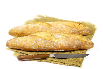 baguette de pain française sur un fond blanc