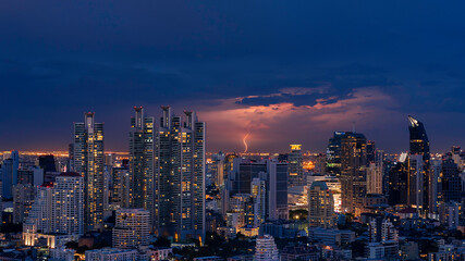 Obraz premium Night City scape of Bangkok central with Lightning and cloudy background