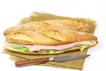 sandwich au jambon sur un fond blanc