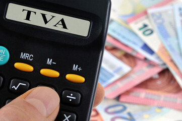 Concept de TVA avec une calculatrice 