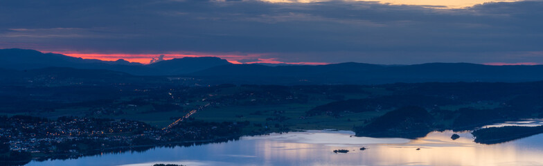 Zachód słońca nad Tyrifjorden zwanego Jezioro Tyri z punktu widokowego Kongens utsikt...