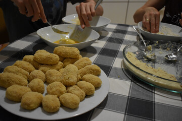 Preparando croquetas en la cocina, plato tipico