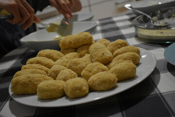 preparando croquetas, plato tipico español