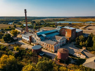 Keuken spatwand met foto Old abandoned Sadovsky sugar factory in Voronezh region, aerial view © Mulderphoto