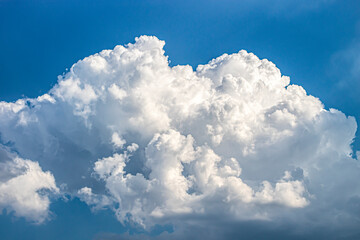 Naklejka premium obvious thunderclouds in the blue sky