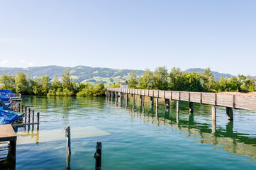 Fototapeta premium Rapperswil, Zürichsee, Holzsteg, Holzbrücke, Wanderweg, Seedamm, See, Boote, Hafen, Naturschutz, Wasservögel, Pfäffikon, Schilf, Schifffahrt, Sommer, Schweiz