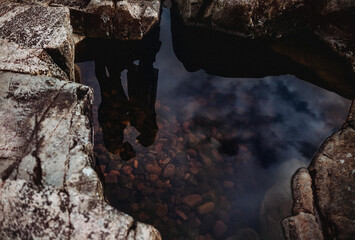 Fototapeta premium Couples reflection kissing in rockpool