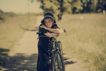 Junge Frau mit Vintage Fahrrad
