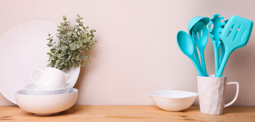 Set of blue kitchen utensils in a ceramic cup and plates