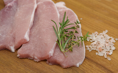 carne cruda bistecca scaloppina aromi spezia cucinare supermercato macelleria macellare maiale 
