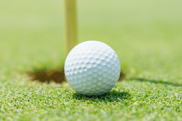 新緑が綺麗なゴルフ場のグリーン