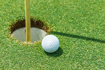 新緑が綺麗なゴルフ場のグリーン