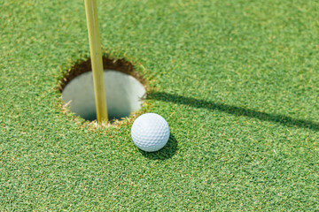 新緑が綺麗なゴルフ場のグリーン