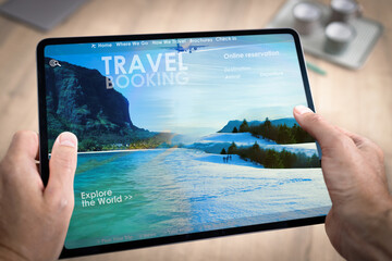 Réservation en ligne d'un hotel ou d'un voyage ou de vacances avec une tablette tenue en main par un homme