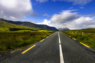 Magnifique vue sur le paysage verdoyant aux couleurs lumineuses le long de la route des 