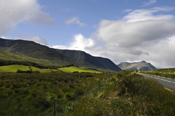 Magnifique vue sur le paysage verdoyant aux couleurs lumineuses le long de la route des "Twelve Bens" dans le Connemara en Irlande. 