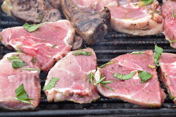 bistecche di carne di maiale sulla griglia del barbecue.