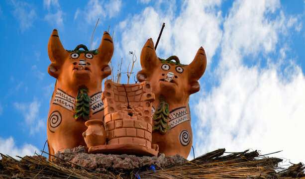 Toritos de Pucar&aacute; on a roof in Sillustanii 1


