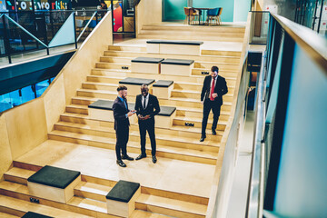 Obraz premium Serious businessmen speaking with each other in auditorium