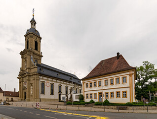 Fototapeta na wymiar St. Mauritiuskirche und altes Pfarrhaus in Wiesentheid in Unterfranken, Bayern, Deutschland