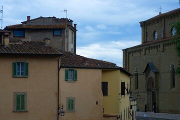 Fototapeta na wymiar narrow street in the old Arezzo town with cathedral on background 