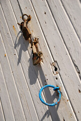 Blauer Ring und Schloß an alter Bootshaustür