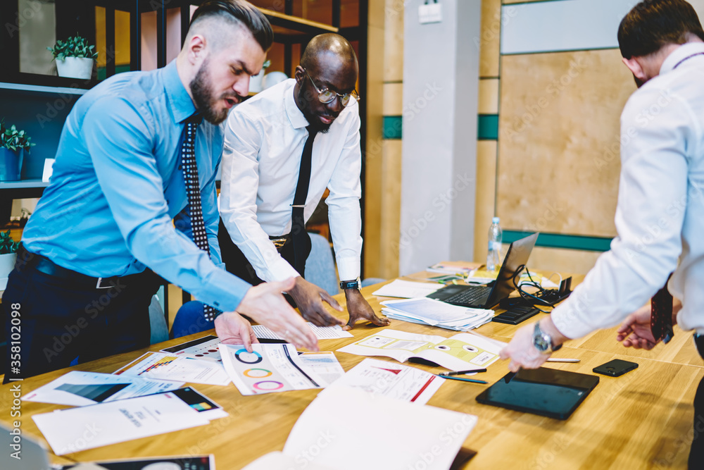 Aufkleber dissatisfied proud ceo discussing problem of business project with experienced diverse office employ