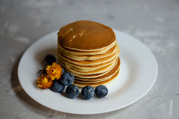 pancakes with honey and berries