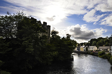 Fototapeta na wymiar Vue sur un fleuve, un château et un village au nord de l'Irlande.