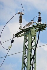 Oberleitungsmast mit Isolatoren