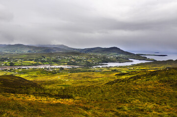 vue panoramique sur le delta d'un fleuve, les collines, les champs et les villages au nord de l'Irlande.