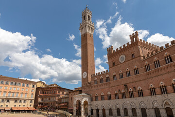 Fototapeta na wymiar Panoramic view of Palazzo Pubblico and Torre del Mangia