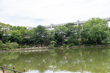 Fototapeta na wymiar 千葉市の公園とモノレール軌道　千葉県千葉市　日本