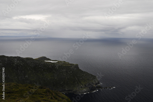 Vue Sur La Mer Et Un Orage La Pluie Tombant Sous Un Nuage A L Horizon Depuis Les Falaises Au Nord De L Irlande Wall Mural Delphine