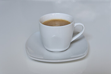 Nahaufnahme einer Tasse Espresso auf weißem Grund