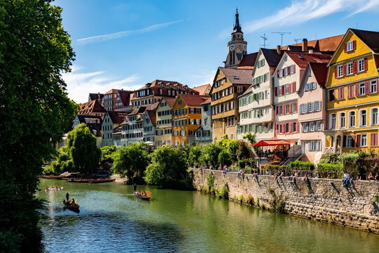 T&uuml;bingen Neckar Fluss Altstadt  Baden-W&uuml;rttemberg Deutschland Sehensw&uuml;rdigkeit Neckarfront H&ouml;lderlinturm Stocherk&auml;hne Boote Sommer Fassaden Farben Mauer Eberhardsbr&uuml;cke Neckarinsel Platanenallee 